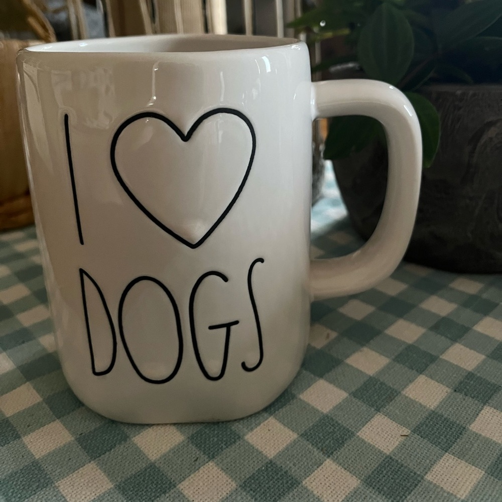 Rae Dunn “I love dogs” mug.